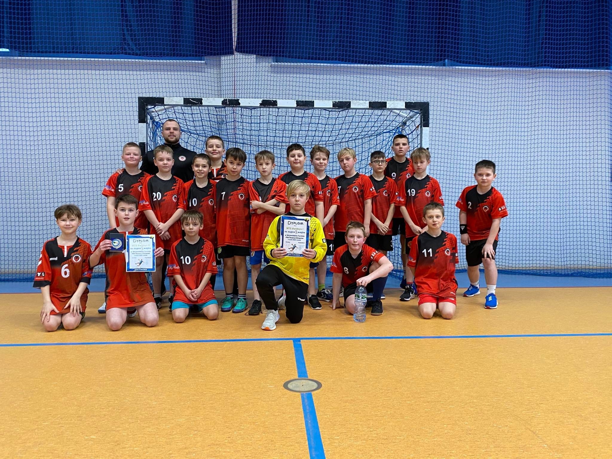 drużyna chłopców z 4a z trenerem
