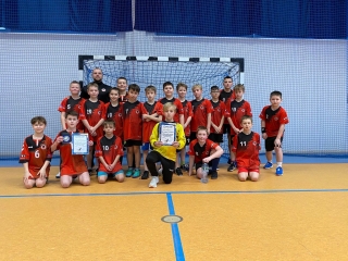 drużyna chłopców z 4a z trenerem