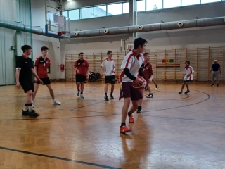 gra na boisku w koszykówkę