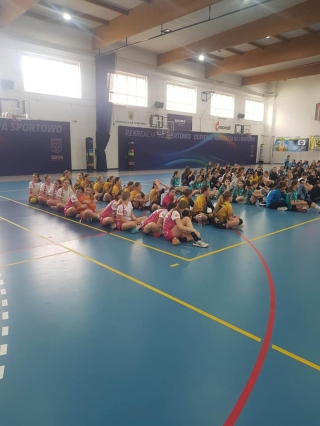 drużyny siedzące na boisku