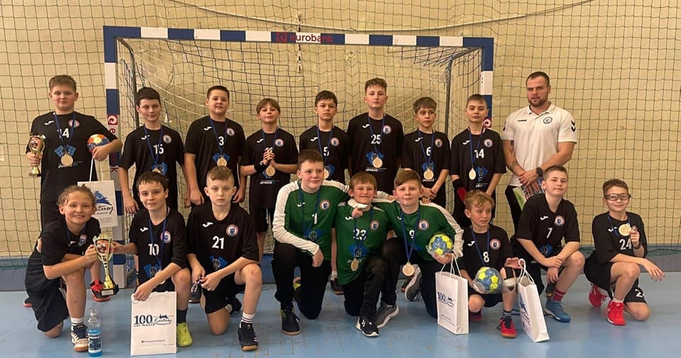 drużyny chłopców kl.5a-5b z trenerem