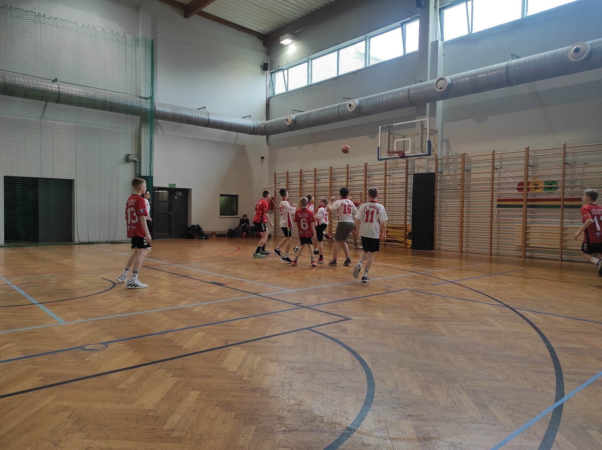 gra w koszykówkę