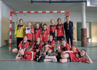 drużyna dziewcząt z 4a z trenerką