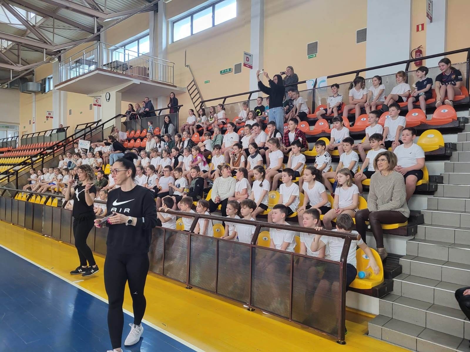 kibice na trybunach