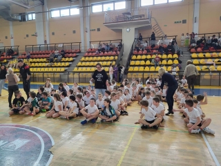 drużyny siedzą na boisku