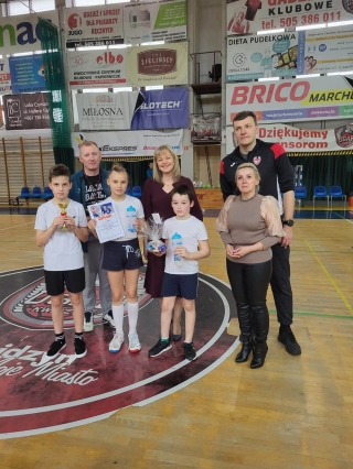 przedstawiciele 3d z nauczycielami i dyrektorką