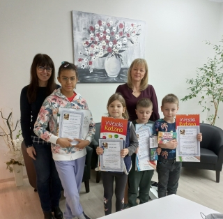 nagrodzeni uczniowie z nauczycielem i dyrektorką